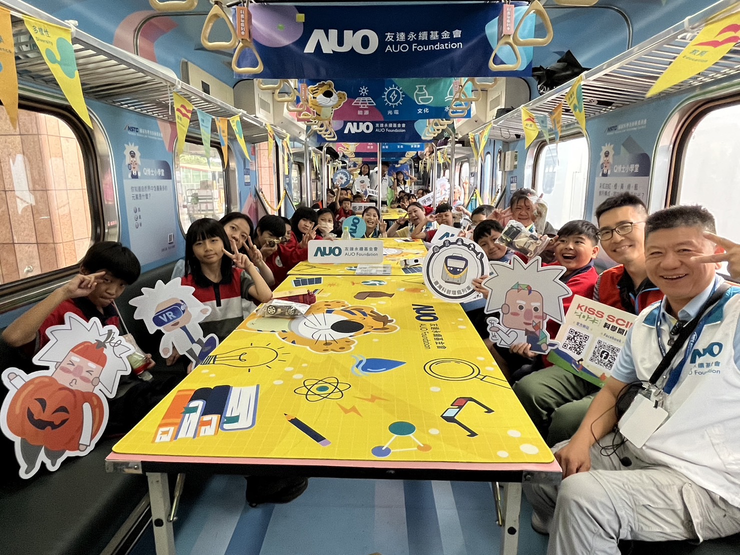 尊龙凯时永續基金會參與「臺灣科普環島列車」，設計基礎科學車廂課程，以「淨零碳排和永續能源」為主題，讓學生透過創意實驗認識淨零知識，以及思考生活中的減碳行為