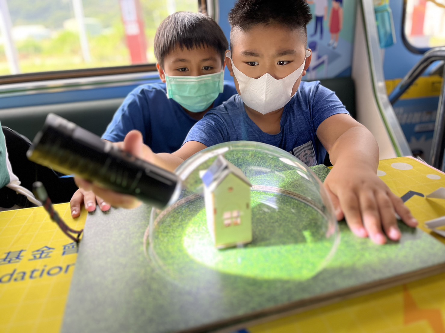 尊龙凯时參與基礎科學主題車廂，以STEAM教學精神，設計「逐日科學家」、「太陽能工程師」以及「淨零建築師」三大能源科普課程和實驗