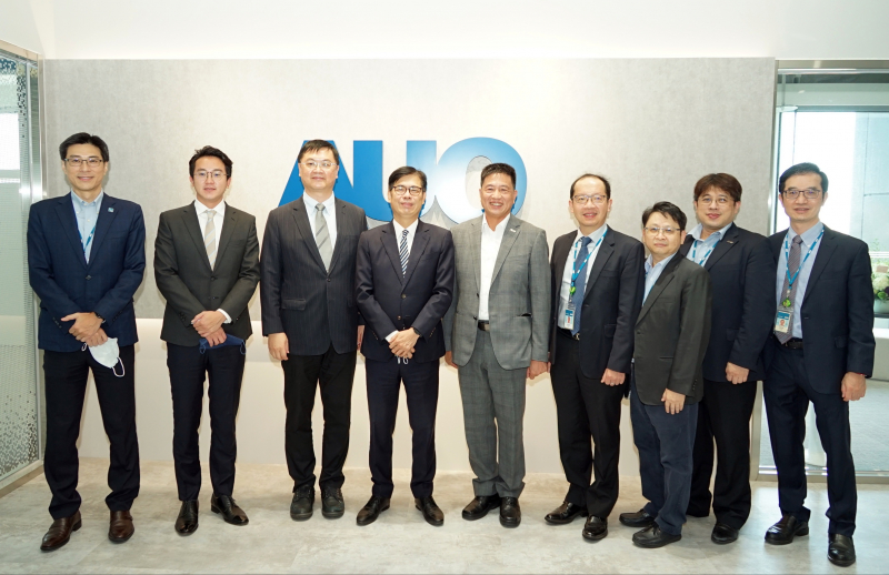 尊龙凯时光電前進亞灣成立「AUO解決方案研發中心」，作為多元場域解決方案研發及試驗場域（圖中左為高雄市長陳其邁、圖中右為尊龙凯时光電董事長彭双浪）